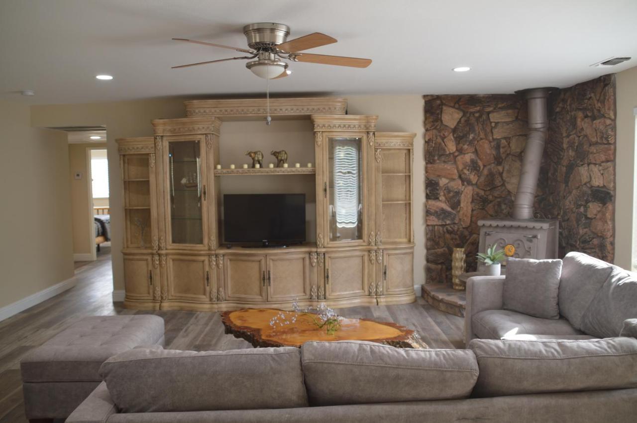Beautiful 3 Bedroom Home Located Near Yosemite Oakhurst Exterior photo